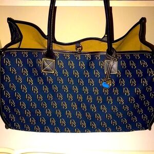 💎 HOST PICK 💎 DOONEY & BOURKE AUTHENTIC TOTE 💎 18” x 12” x 8” 💎